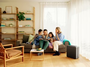 Airthings Renew - Product Photoshoot - Living room family_WEB (1)-2