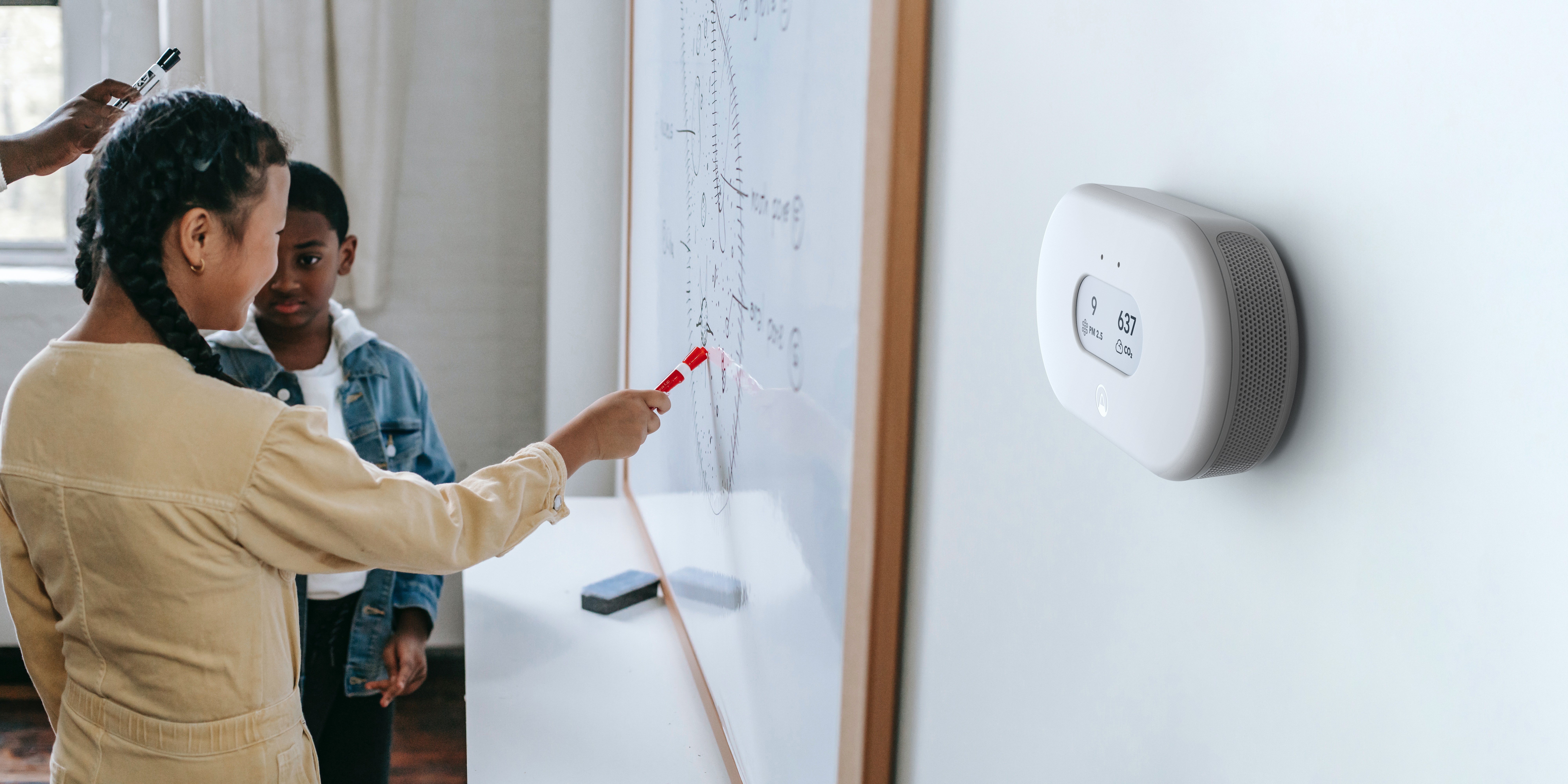 Airthings View Plus for Business - Lifestyle Classroom_PM_CO2_PRINT