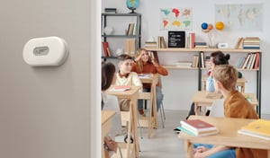 airthings-space-co2-school-lifestyle-with-wall-1