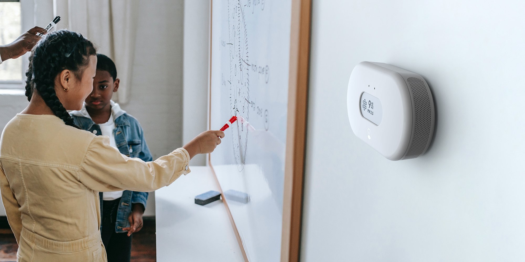 Airthings Space Pro (formerly View Plus for Business) - Lifestyle Classroom_PM_WEB (1)