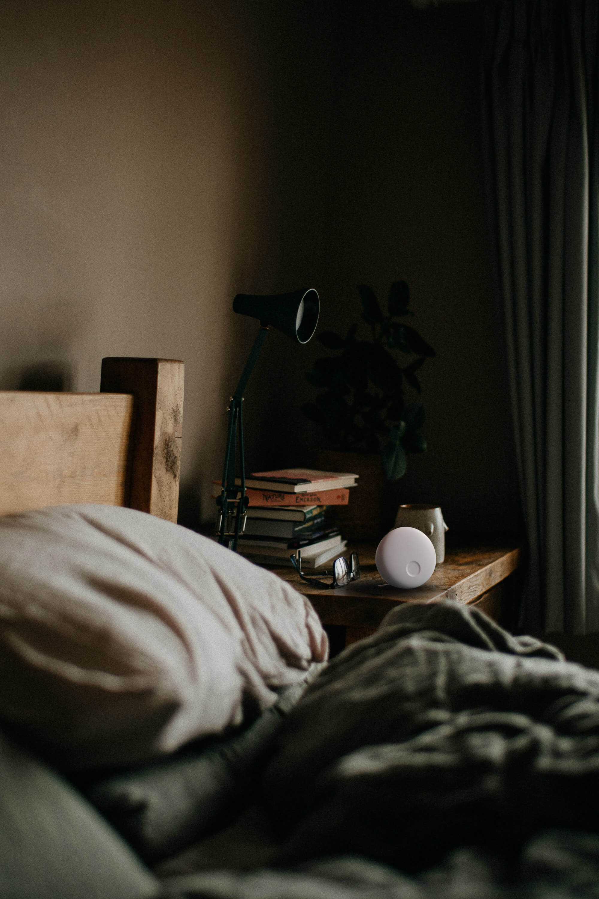 Airthings Wave Enhance compact bedroom air quality monitor tracking CO₂, sleep environment, and ambient noise