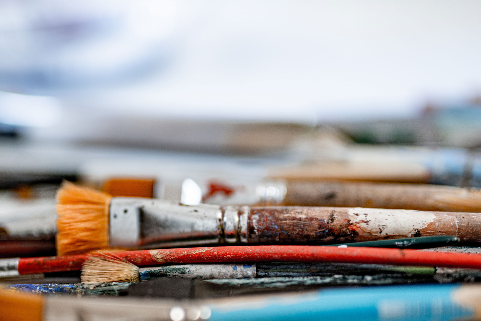 voc-bg-overlay-paint-brushes