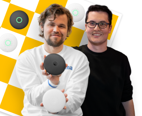 Magnus Carlsen & David Howell holding Airthings indoor air quality monitors